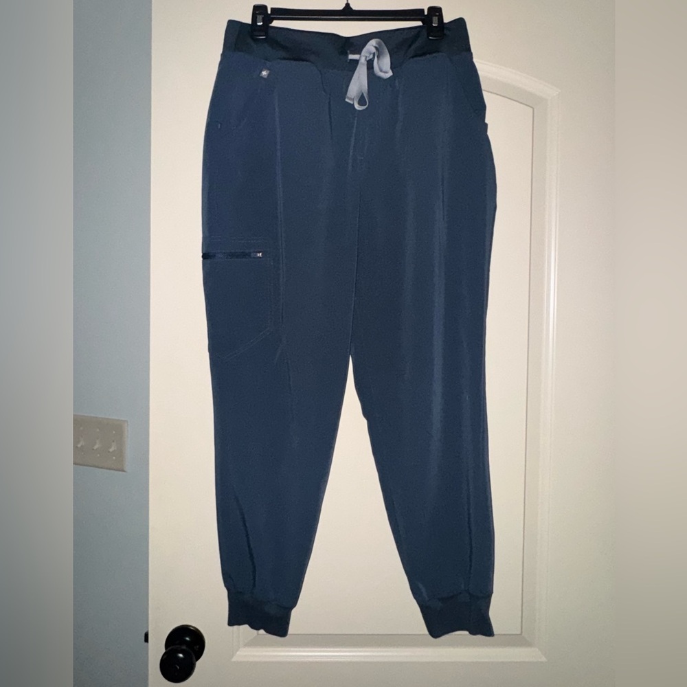Women’s Figs Zamora jogger scrub pants in Dark Harbor